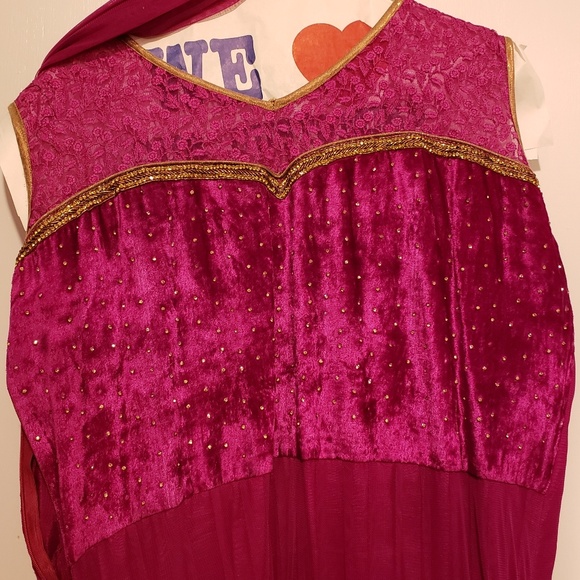 Gown - Picture 4 of 5